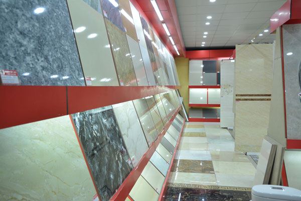 ban gach op lat tai quan ngo quyen